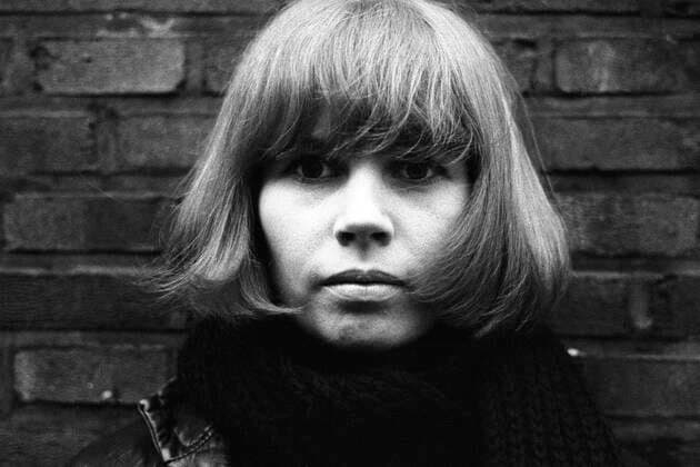 Astrid KIRCHHERR, Deutschland, Fotografin und Kuenstlerin, Portraet, Porträt, Portrait, Angeschnittenes Einzelbild, Einzelmotiv, vor dem Hamburger Star Club, wurde bekannt durch ihre Fotos und Freundschaft zu den Beatles, deren legendaere Pilzkopf-Frisur ihrer Empfehlung zugeschrieben wird, Hamburger Star Club, 06.01.1963, *** Astrid KIRCHHERR, Germany, photographer and artist, portrait, portrait, cropped single image, single subject, in front of the Hamburg Star Club, became famous for her photos and friendship with the Beatles, whose legendary mushroom head hairstyle is attributed to her recommendation, Hamburg Star Club, 06 01 1963,