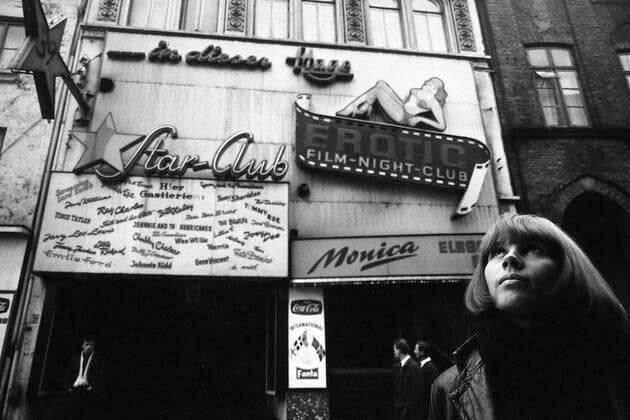 Astrid KIRCHHERR, Deutschland, Fotografin und Kuenstlerin, Portraet, Porträt, Portrait, Angeschnittenes Einzelbild, Einzelmotiv, vor dem Eingang zum Hamburger Star Club, wurde bekannt durch ihre Fotos und Freundschaft zu den Beatles, deren legendaere Pilzkopf-Frisur ihrer Empfehlung zugeschrieben wird, Hamburger Star Club, 06.01.1963, *** Astrid KIRCHHERR, Germany, photographer and artist, portrait, portrait, cropped single image, single subject, in front of the entrance to the Hamburg Star Club, became famous for her photos and friendship with the Beatles, whose legendary mushroom head hairstyle is attributed to her recommendation, Hamburg Star Club, 06 01 1963,