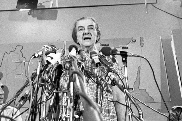 Golda MEIR, israelische Premierministerin, Politikerin, bei einer Pressekonferenz, Portraet, Porträt, Portrait, Angeschnittenes Einzelbild, Einzelmotiv, steht an einem Rednerpult mit Mikrophonen, waehrend des Jom Kippur-Kriegs, der Jom-Kippur-Krieg zwischen Israel und den arabischen Staaten Aegypten, Jordanien und Syrien dauerte vom 6. Oktober bis zum 25. Oktober 1973, *** Golda MEIR, Israeli Prime Minister, politician, at a press conference, portraet, portrait, cropped single image, single subject, standing at a lectern with microphones, during the Yom Kippur War, the Yom Kippur War between Israel and the Arab states of Egypt, Jordan and Syria lasted from October 6 to October 25, 1973,