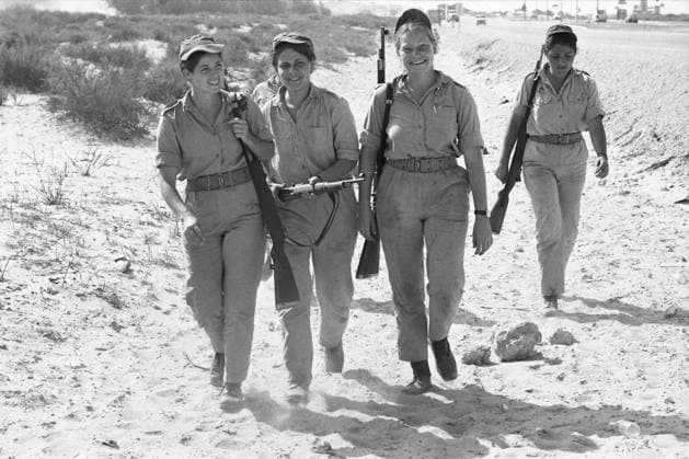Israelische Soldatinnen marschieren mit ihren Gewehren, bei der Grundausbildung, beim Marsch, waehrend des Jom Kippur-Kriegs, der Jom-Kippur-Krieg zwischen Israel und den arabischen Staaten Aegypten, Jordanien und Syrien dauerte vom 6. Oktober bis zum 25. Oktober 1973, *** Israeli female soldiers marching with their rifles, during basic training, marching, during the Yom Kippur War, the Yom Kippur War between Israel and the Arab states of Egypt, Jordan and Syria lasted from October 6 to October 25, 1973,