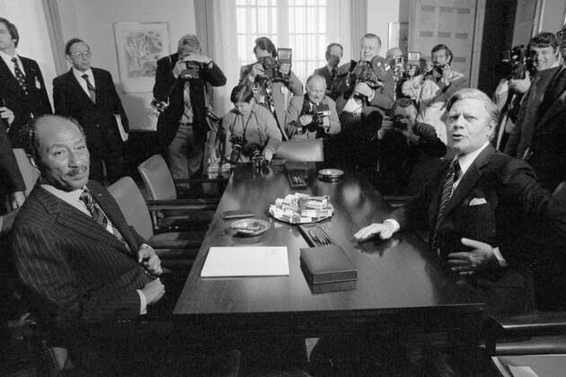 Muhammad Anwar al SADAT, auch as-Sadat, Staatspraesident von Aegypten, links, und Helmut SCHMIDT, Deutschland, Bundeskanzler, am Konferenztisch, Portraet, Porträt, Portrait, Angeschnittenes Einzelbild, Einzelmotiv, bei Besuch in Bonn, 30.03.1976. *** Muhammad Anwar al SADAT, also as Sadat, President of Egypt, left, and Helmut SCHMIDT, Germany, Chancellor, at conference table, portrait, portrait, cropped single image, single subject, during visit in Bonn, 30 03 1976