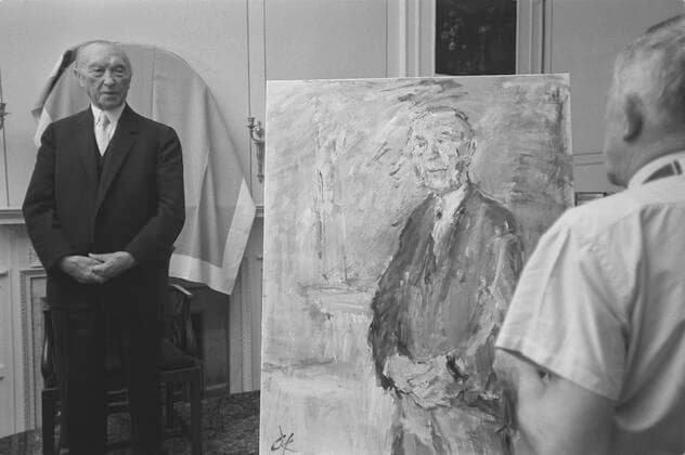 Oskar KOKOSCHKA (r.), Oesterreich, Maler, Dichter, Grafiker, malt Konrad ADENAUER, Deutschland, Politiker, Alt-Bundeskanzler, CDU, Blick ueber die Schulter von Kokoschka auf Adenauer und die Leinwand; Querformat; Schwarzweissaufnahme *** Oskar KOKOSCHKA r , Austria, painter, poet, graphic artist, paints Konrad ADENAUER, Germany, politician, former chancellor, CDU, view over the shoulder of Kokoschka on Adenauer and the canvas landscape format black and white photo