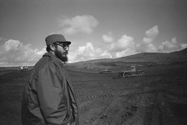 Fidel Castro steht auf einem Feld, halbe Figur, Halbfigur, er beobachtet zwei Planierraupen bei der Arbeit, im Jahr 1967 auf Kuba; Fidel CASTRO (eigentlich: Fidel Alejandro Castro Ruz), Kuba, Politik, Regierungschef von Kuba; black and white, Schwarz - weiss, schwarzweiss, monochrom, SW Monochrome, Schwarzweissfoto, *** Fidel Castro standing on a field, half figure, half figure, he is watching two bulldozers at work, in 1967 in Cuba Fidel CASTRO actually Fidel Alejandro Castro Ruz , Cuba, politics, head of government of Cuba black and white, black and white, black and white, monochrome, SW monochrome, black and white photo,