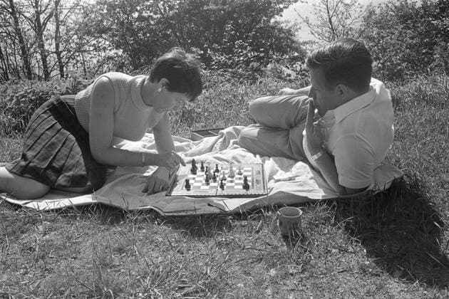 Helmut SCHMIDT, Deutschland, Politiker, SPD, privat, sitzt mit Ehefrau Hannelore Loki auf dem Rasen, beide spielen Schach, entspannt sich, Entspannung, im Garten seines Ferienhauses am Brahmsee, 14.08.1973, *** Helmut SCHMIDT, Germany, politician, SPD, private, sitting on the lawn with wife Hannelore Loki, both playing chess, relaxing, unwinding, in the garden of his vacation home at Brahmsee, 14 08 1973,