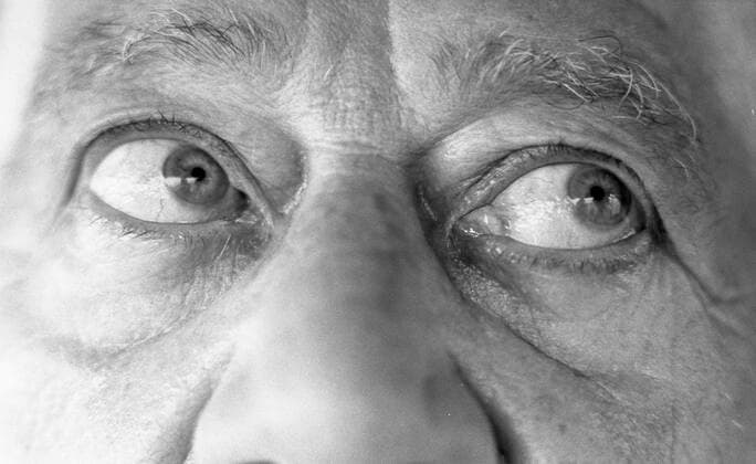 Oskar KOKOSCHKA, Oesterreich, Maler, Dichter, Grafiker, Gesichtsausschnitt, nur Augen und Nase zu sehen, schaut seitlich, Qf; Schwarzweissaufnahme. *** Oskar KOKOSCHKA, Austria, painter, poet, graphic artist, face cutout, only eyes and nose visible, looking sideways, Qf black and white photo