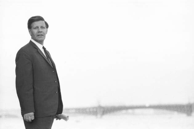 Helmut SCHMIDT, Politiker, SPD, Deutschland, steht am Ufer der Newa in Leningrad (St. Petersburg) und schaut in die Ferne, Stadtbesichtigung, UDSSR, SW-Aufnahme aus dem Jahr 1966; Politik, SPD, privat, Russland, Moskaureise, Moskau-Reise; *** Helmut SCHMIDT, politician, SPD, Germany, stands at the bank of the Neva in Leningrad St Petersburg and looks into the distance, city tour, USSR, SW photo from 1966 politics, SPD, private, Russia, Moscow trip, Moscow trip