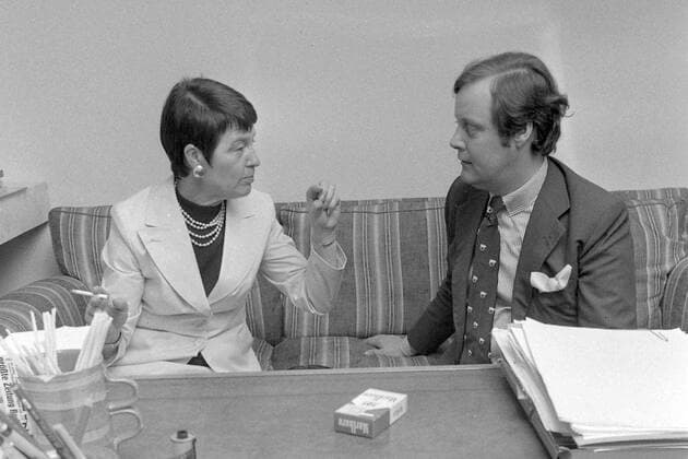 Axel Sven SPRINGER, rechts, genannt SVEN SIMON, Fotograf, Mitbegruender der Pressebildagentur SVEN SIMON, im Gespraech mit Hannelore Loki SCHMIDT, Ehefrau von Bundeskanzler Helmut Schmidt, SPD, Schwarz - weiss, schwarzweiss, monochrom, SW Monochrome, Schwarzweissfoto, 23.05.1975, *** Axel Sven SPRINGER, right, called SVEN SIMON, photographer, co-founder of the press photo agency SVEN SIMON, in conversation with Hannelore Loki SCHMIDT, wife of German Chancellor Helmut Schmidt, SPD, black and white, black and white, monochrome, black and white photo, 23 05 1975,