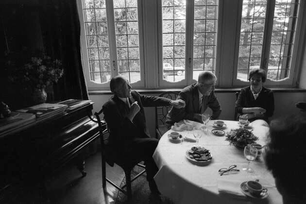 Oskar KOKOSCHKA (M.), Oesterreich, Maler, sitzt mit seiner Frau Olda und Alt-Bundeskanzler Konrad ADENAUER, CDU, an einem Tisch, Kaffeetafel, sie scherzen, freundschaftlich, 15.04.1966 *** Oskar KOKOSCHKA M , Austria, painter, sits with his wife Olda and former Chancellor Konrad ADENAUER, CDU, at a table, coffee table, they joke, friendly, 15 04 1966