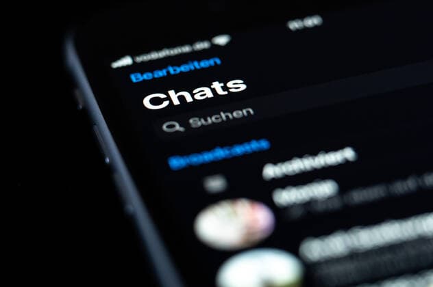Der Schriftzug Chats ist auf dem Display eines Smartphone in der Applikation App WhatsApp zu sehen. Rottweil Baden-Württemberg Deutschland *** The writing Chats can be seen on the display of a smartphone in the application app WhatsApp Rottweil Baden Württemberg Germany
