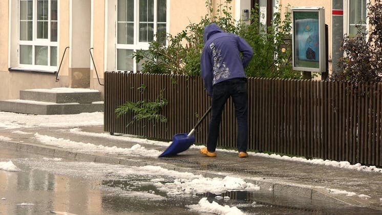 News Bilder des Tages ID 596 Und plötzlich ist Winter. Ein starkes Hagelunwetter zog am Montagmittag über das Erzgebirge hinweg. Neben einen bedrohlichen Aufzug folgten Starkregen und jede Menge Hagel. Der Hagel war bis zu 2 cm groß und verwandelte Straßen, Felder, Wiesen und Ortschaften in eine Winterlandschaft. Hausdächer waren weiß wie im Winter. Autofahrer hatten große Probleme. Die Straßen waren winterlich glatt. In Neudorf wurde der Schneeschieber wieder herausgeholt. Blumen hat es zerschlagen, das Gemüse plattgedrückt. Die Temperatur sank um 10 ¡C. Am Wochenende hingegen blüht uns die erste Hitzewelle. Neudorf Sachsen Deutschland *** ID 596 And suddenly its winter A strong hailstorm passed over the Ore Mountains on Monday afternoon Besides a threatening