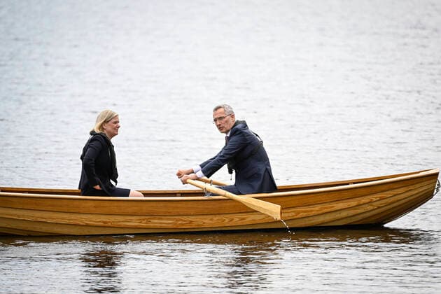 Bilder des Jahres 2022, News 06 Juni News Bilder des Tages Swedens Prime Minister Magdalena Andersson (L) and NATO Secretary General Jens Stoltenberg rows the traditional rowboat as they meet at Harpsund, the country retreat of Swedish prime ministers, on June 13, 2022. HARPSUND SVERIGE x10060x *** Swedens Prime Minister Magdalena Andersson L and NATO Secretary General Jens Stoltenberg rows the traditional rowboat as they meet at Harpsund, the country retreat of Swedish prime ministers, on June 13, 2022 HARPSUND SVERIGE x10060x  Copyright: xHenrikxMontgomery TTx SWEDEN NATO STOLTENBERG VISIT