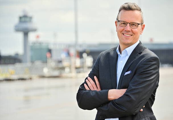 News Bilder des Tages 13.06.22, Hannover, Dr Roll neuer Flughafen Chef Flughafen Feuerwehr testet ihren neuen Flugzeug Brand Simulator, den sie mit HB und S zusammen konstruiert und gebaut haben Modernster Simulator für den echten Brandbetrieb für Airbus und Boing WELTWEIT 20 m breit 8 m hoch, 20 Mio teuer : *** 13 06 22, Hanover, Dr Roll new airport chief airport firefighters test their new aircraft fire simulator they designed and built with HB and S Most modern simulator for real fire operations for Airbus and Boing WORLDWIDE 20 m wide 8 m high, 20 million expensive