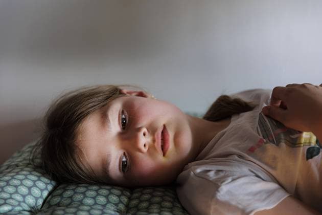 Kind liegt Tagtraeumend auf dem Bett Bonn Deutschland *** Child lying on bed daydreaming Bonn Germany Copyright: xUtexGrabowsky photothek.dex
