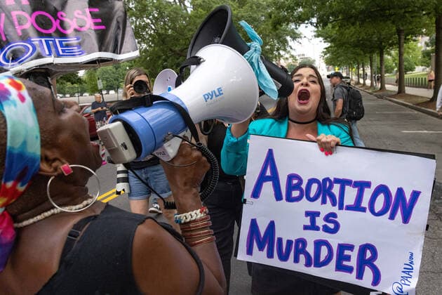 News Bilder des Tages Abortion Rights Demonstrators Attempt To Surround Supreme Court Counter-demonstrators interrpupt an abortion rights demonstration in Washington, D.C. on June 13, 2022. Washington, D.C. D.C. United States  Copyright: xBryanxOlinxDozierx originalFilename: dozier-abortion220613_npSbe.jpg