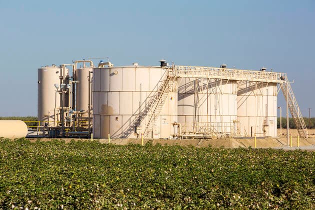 IMAGO Nature: Unsere Erde, Klimawandel, Baumwolle Fracking site next to a farmers Cotton crop, near Wasco in California s Central Valley, USA, September 2014.  1591563 AshleyxCooper