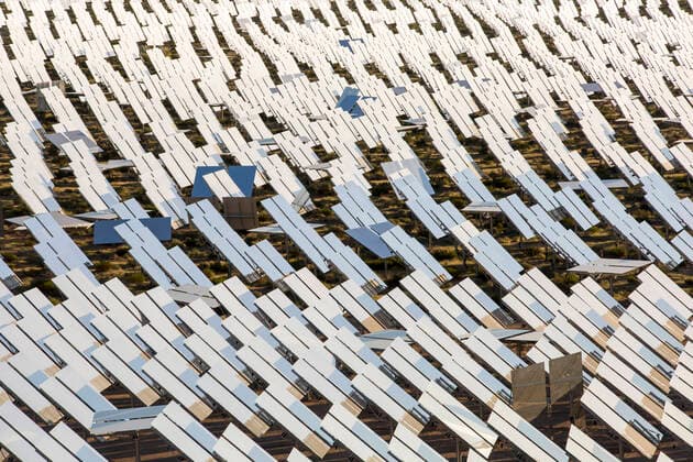 IMAGO Nature: Unsere Erde, Energiequellen, Solarthermie Heliostats reflecting sunlight onto solar tower at Ivanpah Solar Thermal Power Plant, the largest solar thermal plant in the world. It covers 4,000 acres of desert and produce 392 megawatts (MW) of electricity. Mojave Desert, California, USA. September 2014  1596524 AshleyxCooper