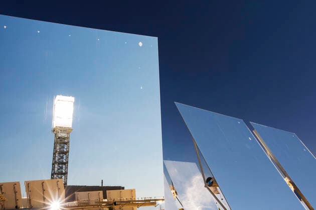 IMAGO Nature: Unsere Erde, Energiequellen, Solarthermie Heliostats at the Ivanpah Solar Thermal Power Plant, the largest solar thermal plant in the world. It covers 4,000 acres of desert and produce 392 megawatts (MW) Mojave Desert, California, USA. September 2014  1596529 AshleyxCooper