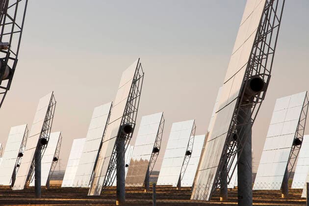 IMAGO Nature: Unsere Erde, Energiequellen, Solarthermie Heliostats, large reflective mirrors directing sunlight to the PS20 solar thermal tower, the only such working solar tower currently in the world. Sanlucar La Mayor, Andalucia, Spain. May 2011  1596731 AshleyxCooper
