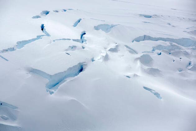 IMAGO Nature: Unsere Erde, Klimawandel, Arktische und Antarktische Eisschmelze Fractures and crevasses in surface of retreating glacier. Two Hummock Island, Palmer Archipelago, Antarctica. January 2020.  1665404 AshleyxCooper