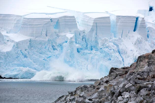 IMAGO Nature: Unsere Erde, Klimawandel, Arktische und Antarktische Eisschmelze Seracs collapsing into sea off snout of retreating glacier. Two Hummock Island, Palmer Archipelago, Antarctica. January 2020.  1665405 AshleyxCooper
