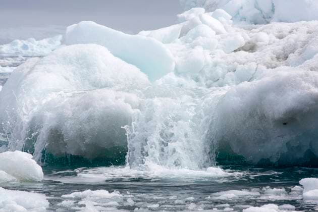 IMAGO Nature: Unsere Erde, Klimawandel, Arktische und Antarktische Eisschmelze Meltwater flowing off an iceberg. Near Yalour Islands, Wilhelm Archipelago, Antarctica. January 2020.  1665411 AshleyxCooper