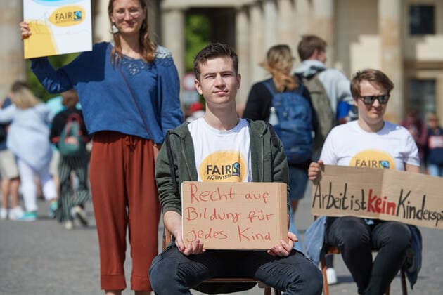 Politik Welttag gegen Kinderarbeit Anlaesslich des 20. Welttages gegen Kinderarbeit haben Mitglieder der Menschenrechtsorganisation FairActivists am am 13. Juni 2022 in Berlin ueber die ausbeuterischen Arbeitsbedingungen fuer Millionen Kinder weltweit und und wie fairer Handel eine Alternative zu konventionellen Produkten bietet, informiert. Weltweit fuehren Armut, Kriege und Hunger dazu, dass Millionen Kinder arbeiten muessen, statt zur Schule zu gehen oder zu spielen. Die Coronapandemie hat die Situation weiter verschaerft. 13.6.2022, Berlin *** Politics World Day against Child Labor On the occasion of the 20th World Day against Child Labor, members of the human rights organization FairActivists informed about the exploitative working