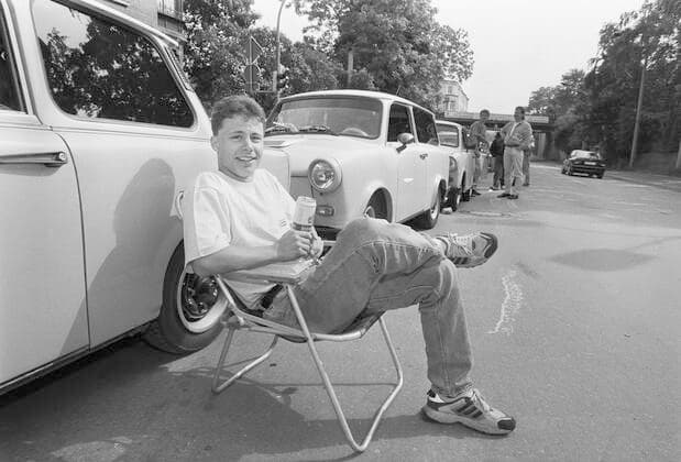 17.06.1995, Zwickau, 2. Trabanttreffen in Zwickau, über 1000 PKW Trabant haben sich schon angemeldet. Lange Staus auf den Zufahrtsstraßen zum Flugplatz Chemnitz Sachsen BRD *** 17 06 1995, Zwickau, 2 Trabant meeting in Zwickau, over 1000 passenger cars Trabant have already registered Long traffic jams on the access roads to the airfield Chemnitz Saxony FRG