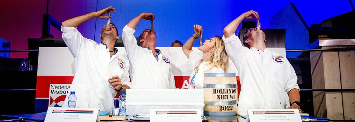 News Bilder des Tages 2022-06-14 15:08:23 SCHEVENINGEN - Herring experts and Nicolette van Dam (3 L) inspect herring from the first barrel, the first herring catch of this year, prior to the auction. ANP SEM VAN DER WAL netherlands out - belgium out *** 2022 06 14 15 08 23 SCHEVENINGEN Herring experts and Nicolette van Dam 3 L inspect herring from the first barrel, the first herring catch of this year, prior to the auction ANP SEM VAN DER WAL netherlands out belgium out  Copyright: xx x450426016x originalFilename: 450426016.jpg