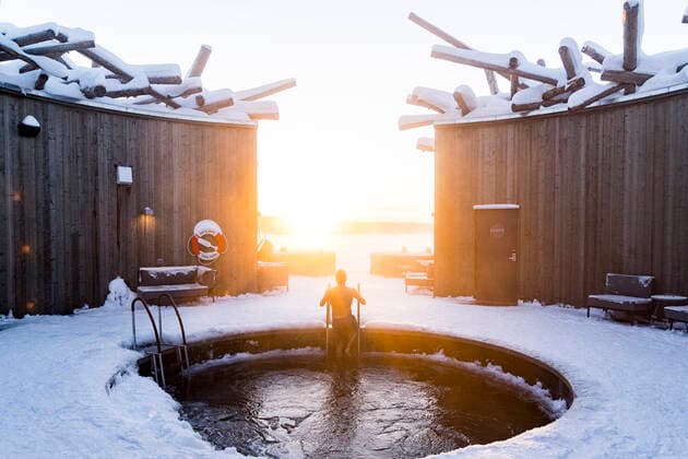IMAGO Creative, Jahreszeit Winter, Wellness im Spa Man enjoying sunset while taking a cold bath in the pool of the Arctic Bath Spa and Wellness Hotel, Harads, Lapland, Sweden, Scandinavia, Europe Copyright: RobertoxMoiola 1179-5766 Editorial Use Only