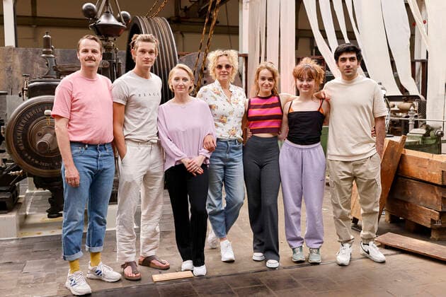 Entertainment Themen der Woche KW24 Entertainment Bilder des Tages Die Schauspieler Raphael Westermeier, Damian Hardung, Anna Maria Mühe, Katja Riemann, Rocio Luz, Ella Lee und Omid Memar posieren bei einem Set-Termin zu Dreharbeiten von Unsere wunderbaren Jahre (Staffel 2) im Monforts Quartier. Mönchengladbach, 14.06.2022 NRW Deutschland *** Actors Raphael Westermeier, Damian Hardung, Anna Maria Mühe, Katja Riemann, Rocio Luz, Ella Lee and Omid Memar pose during a set appointment for filming of Unsere wunderbaren Jahre season 2 at Monforts Quartier Mönchengladbach, 14 06 2022 NRW Germany Copyright: xChristophxHardtx