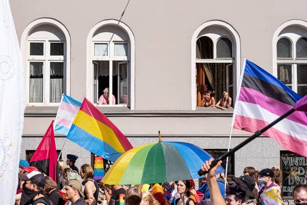 June 11, 2022, Wroclaw, Poland: Local residents watch the procession through their windows during the pride rally. 14th pride procession in Wroclaw. It was focused not only on the equality, but also on current events on Ukraine and abortion law restrictions. During the march a group of catholic counter-manifestation appeared, however it was peacefully separated by police. Wroclaw Poland - ZUMAs197 20220611_zab_s197_079 Copyright: xAmadeuszxSwierkx