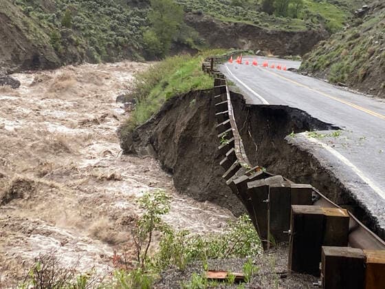 Bilder des Jahres 2022, News 06 Juni IMAGO Nature: Unsere Erde, Klimawandel, Überschwemmungen News Bilder des Tages June 14, 2022, , Montana, USA: In a photo provided by on June 13, 2022, rising water levels flood the Gardner River, near the North Entrance Road at . Flooding has wiped out roads and bridges and closed off all entrances to at the beginning of the busy summer tourist season. Yellowstone National Park USA - ZUMAz03_ 20220614_new_z03_031 Copyright: xYellowstonexNationalxParkx