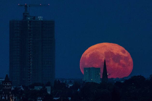 Bilder des Jahres 2022, News 06 Juni News Bilder des Tages Der sogenannte Erdbeermond zeichnet sich ab beim Aufgang neben dem Steglitzer Kreisel in Berlin, 14.06.2022. Berlin Deutschland *** The so-called strawberry moon stands out at the rise next to the Steglitzer traffic circle in Berlin, 14 06 2022 Berlin Germany Copyright: xFlorianxGaertner photothek.dex