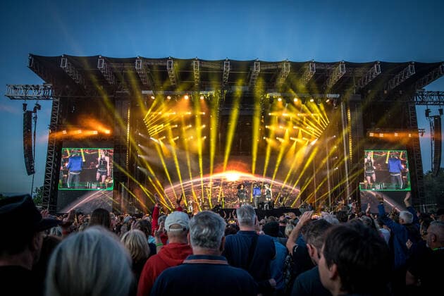 Der Panikrocker Udo Lindenberg begeistert 16000 Menschen auf der Leipziger Festwiese. Aktuell ist der Hamburger Musiker auf Udopium Tour 2022 mit dem Panikorchester unterwegs.