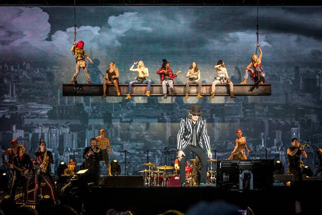 Der Panikrocker Udo Lindenberg begeistert 16000 Menschen auf der Leipziger Festwiese. Aktuell ist der Hamburger Musiker auf Udopium Tour 2022 mit dem Panikorchester unterwegs.