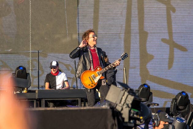 Der Panikrocker Udo Lindenberg begeistert 16000 Menschen auf der Leipziger Festwiese. Aktuell ist der Hamburger Musiker auf Udopium Tour 2022 mit dem Panikorchester unterwegs. Hier Gitarrist Jörg Sander.