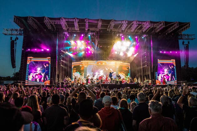 Der Panikrocker Udo Lindenberg begeistert 16000 Menschen auf der Leipziger Festwiese. Aktuell ist der Hamburger Musiker auf Udopium Tour 2022 mit dem Panikorchester unterwegs.
