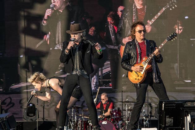 Der Panikrocker Udo Lindenberg begeistert 16000 Menschen auf der Leipziger Festwiese. Aktuell ist der Hamburger Musiker auf Udopium Tour 2022 mit dem Panikorchester unterwegs. Hier mit Gitarrist Jörg Sander