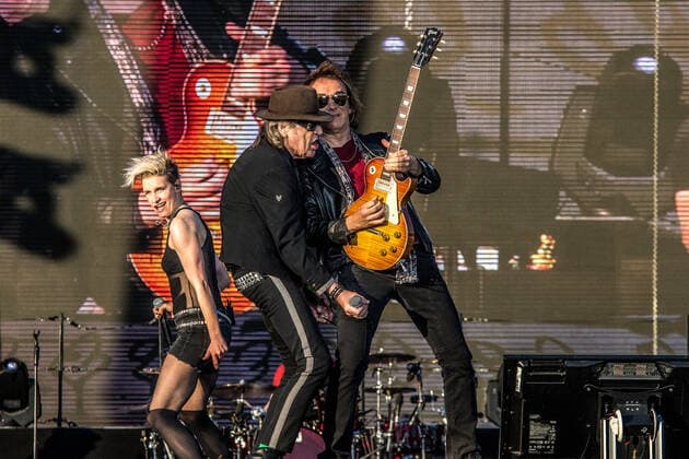 Der Panikrocker Udo Lindenberg begeistert 16000 Menschen auf der Leipziger Festwiese. Aktuell ist der Hamburger Musiker auf Udopium Tour 2022 mit dem Panikorchester unterwegs. Hier mit Gitarrist Jörg Sander