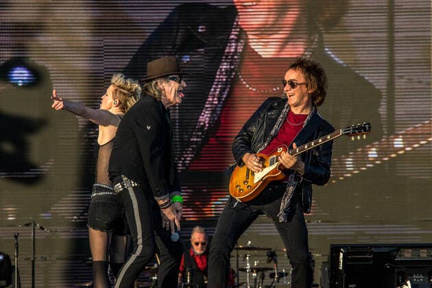 Der Panikrocker Udo Lindenberg begeistert 16000 Menschen auf der Leipziger Festwiese. Aktuell ist der Hamburger Musiker auf Udopium Tour 2022 mit dem Panikorchester unterwegs. Hier mit Gitarrist Jörg Sander