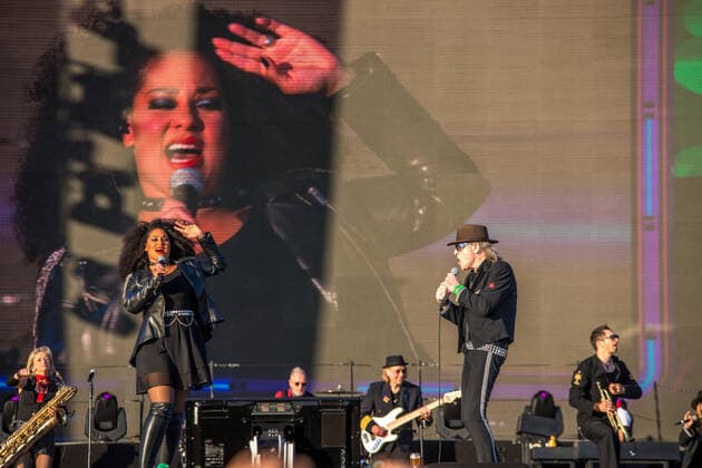 Der Panikrocker Udo Lindenberg begeistert 16000 Menschen auf der Leipziger Festwiese. Aktuell ist der Hamburger Musiker auf Udopium Tour 2022 mit dem Panikorchester unterwegs. Hier mit Sängerin Nathalie Dorra