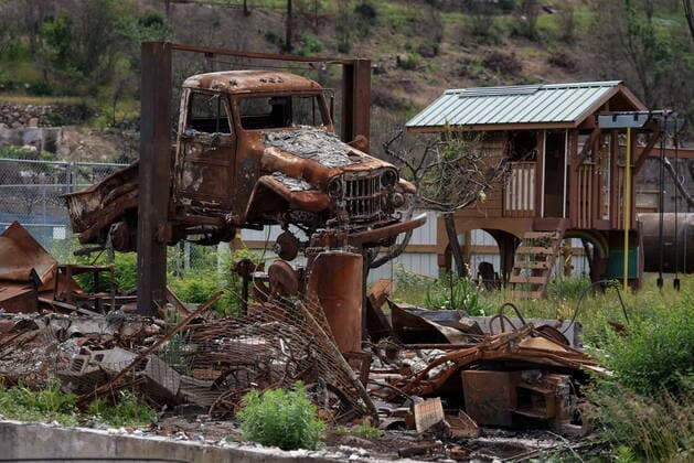 IMAGO Nature: Unsere Erde, Klimawandel, Waldbrände News Bilder des Tages June 14, 2022, LYTTON, BC, CANADA: A truck and home destroyed by wildfire is seen near a playhouse that remains standing in Lytton, B.C., on Tuesday, June 14, 2022. The fire-ravaged community of Lytton, B.C., will get $77 million from the federal government to help it rebuild a fire-resistant and energy-efficient community. Two people were killed and much of the centre of the village was destroyed when wildfire ripped through the community almost a year ago. LYTTON CANADA  - ZUMAc35_ 20220614_zaf_c35_087 Copyright: xDarrylxDyckx