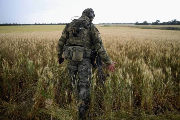 News Bilder des Tages Ukraine Russia Military Operation Wheat Fields 8215273 14.06.2022 A Russian serviceman walks in a wheat field in the course of Russia s military operation in Ukraine, outside Melitopol, Zaporizhzhia region, partially controlled by pro-Russian troops, Ukraine. Alexey Maishev Sputnik Zaporizhzhia region Ukraine  Copyright: xAlexeyxMaishevx