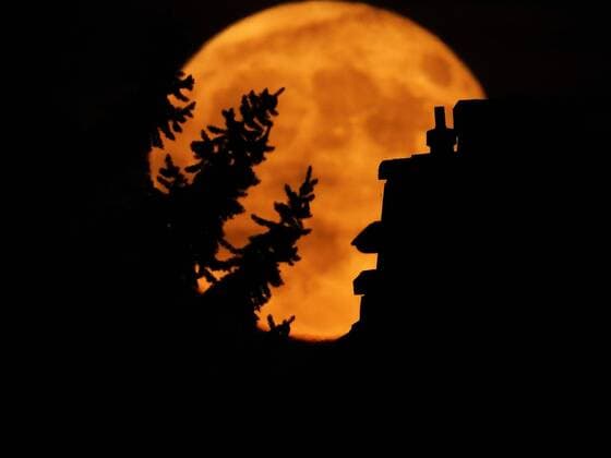 News Bilder des Tages 15.06.2022 xkhx Natur, Himmelskörper, Perigäum der Mond kam der Erde relativ nahe und damit gab es den ersten Supermond dieses Jahres am Himmel *** 15 06 2022 xkhx nature, celestial bodies, perigee the moon came relatively close to the earth and thus there was the first supermoon of this year in the sky