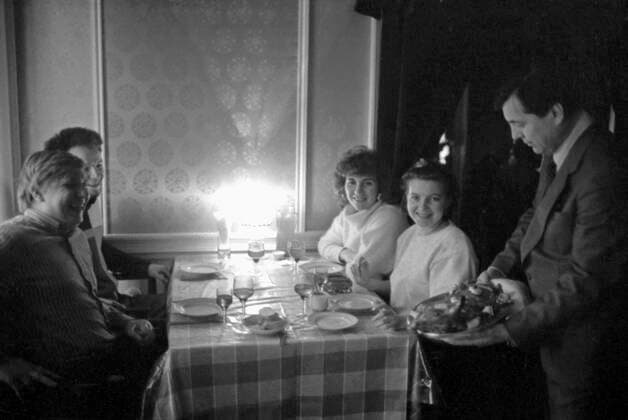 First cooperative cafe in Moscow 5927583 01.04.1987 A waiter serves customers at 36 Kropotkinskaya Street, the first cooperative cafe in Moscow. Andrey Knyazev Moscow Russia  Copyright: xAndreyxKnyazevx