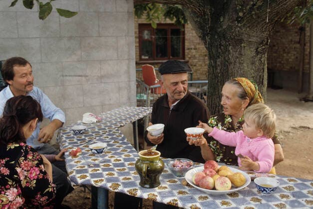Crimean Tatars 8205064 01.09.1990 Crimean Region, Ukrainian SSR. In 1944, during the Great Patriotic War, Crimean Tatars were deported from the Crimean ASSR to Uzbekistan and neighboring regions of Kazakhstan and Tajikistan. On November 14, 1989, the USSR Supreme Soviet adopted a declaration restoring the deported ethnicities rights. Crimean Tatars started to return from deportation. Returnee Asan Shakirov s family. Vladimir Fedorenko Russia  Copyright: xVladimirxFedorenkox