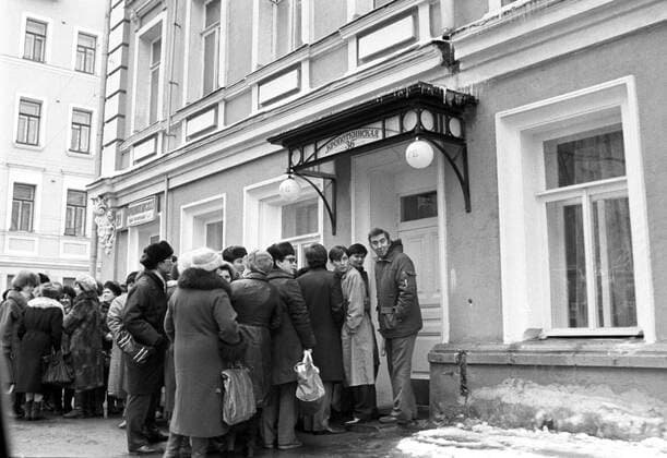 First cooperative cafe in Moscow 5927587 01.04.1987 Visitors outside 36 Kropotkinskaya, the first cooperative cafe in Moscow. Andrey Knyazev Moscow Russia  Copyright: xAndreyxKnyazevx