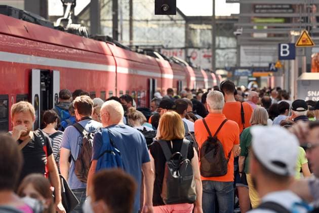 Bilder des Jahres 2022, News 06 Juni News Bilder des Tages Neun Euro Ticket-Das Bahn-Chaos wird jetzt nur schlimmer.Volle Bahnhofshalle,Bahnsteig, Bahnreisende am Hauptbahnhof in Muenchen am 15.06.2022. *** Nine euro ticket The railroad chaos is now only worse Full station hall, platform, train passengers at the main station in Munich on 15 06 2022
