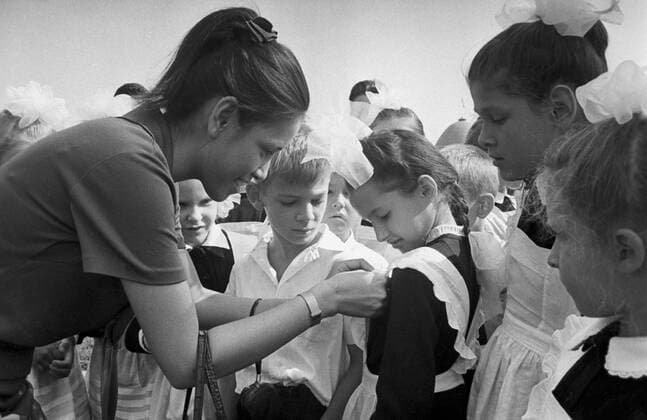 Bayanihan band performs in USSR 599788 10.08.1968 Ramona Benites of the Philippine song and dance group Bayanihan presents a badge to a Soviet school student at the Central Palace of Young Pioneers at Leninskiye Gory during the band s tour in the USSR. Alexander Sputnik Moscow Russia  Copyright: xAlexanderx