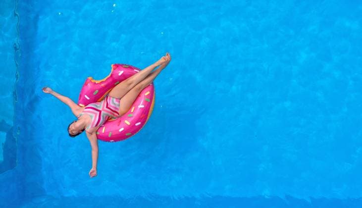 15.06.2022, Der eigene Swimmingpool im Garten sorgt im Sommer für Erfrischung in den nächsten Tagen der Juni-Hitzewelle. Luftaufnahme eines Gartenpools im Unterallgäu. Teenager sonnt sich auf einem Schwimmreifen im Wasser. (Modelreleased) 15.06.2022, Swimmingpool im eigenen Garten 15.06.2022, Swimmingpool im eigenen Garten *** 15 06 2022, The own swimming pool in the garden provides refreshment in the summer in the next days of June heat wave Aerial view of a garden pool in Unterallgäu teenager sunbathing on a swimming tire in the water Modelreleased 15 06 2022, Swimming pool in your own garden 15 06 2022, Swimming pool in your own garden